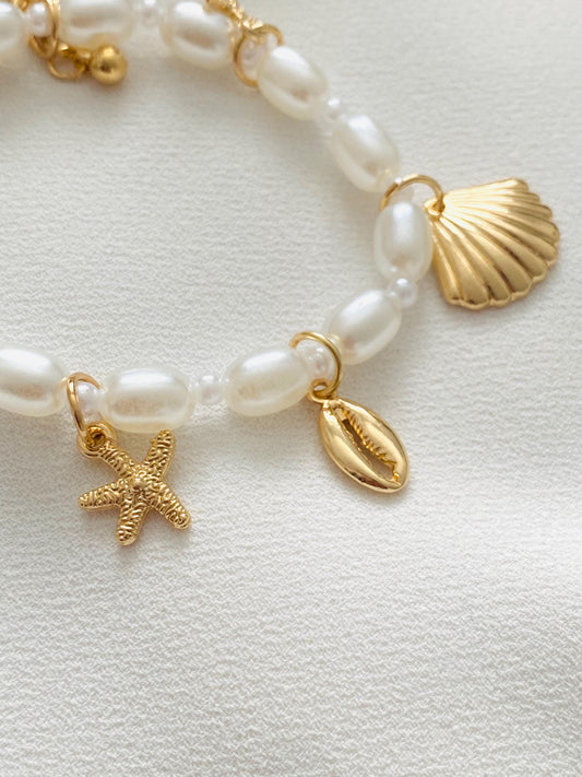 Ajustable Pearl and gold charm bracelet