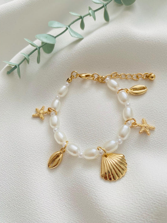Ajustable Pearl and gold charm bracelet